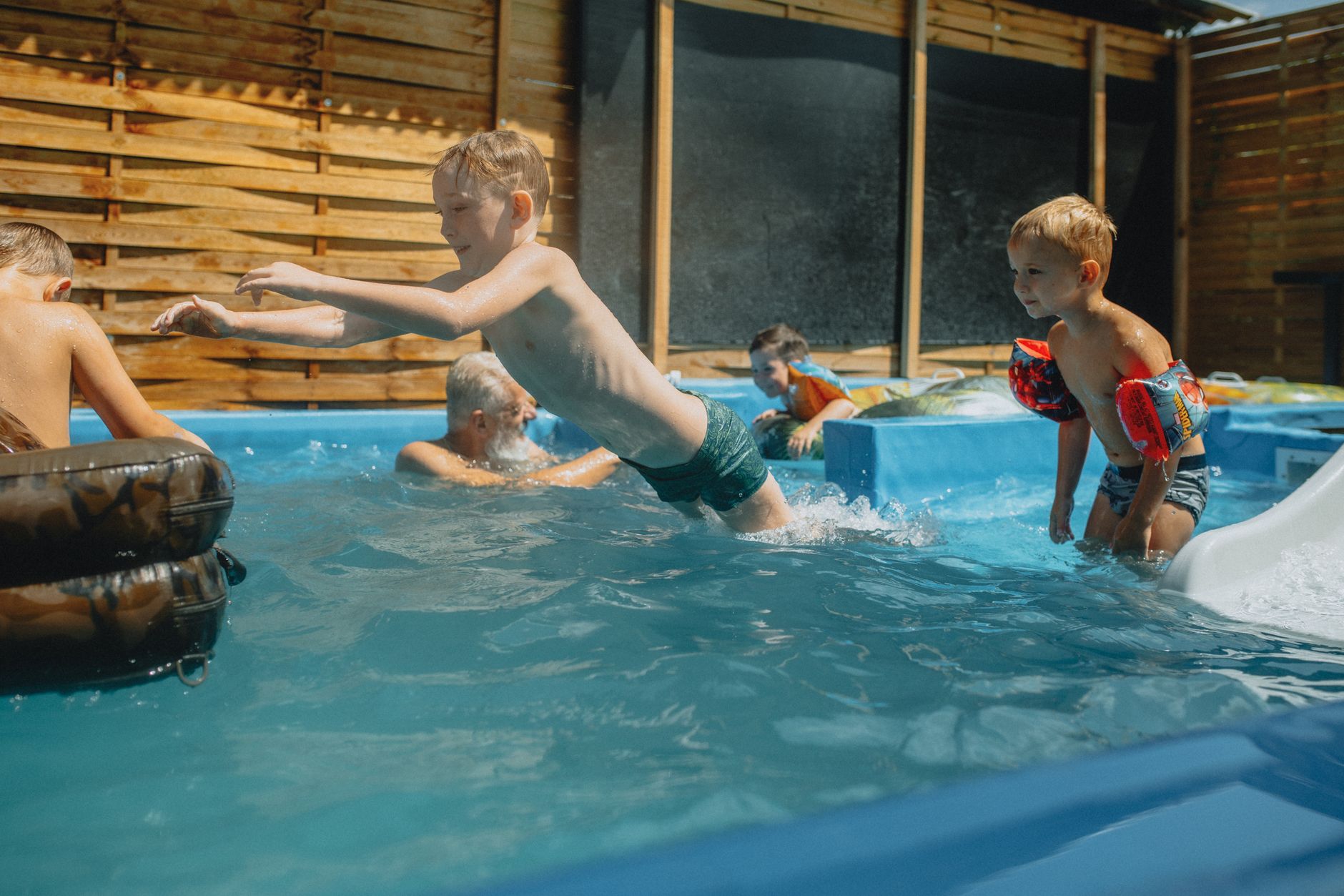 Camping La Châtaigneraie en Dordogne : l’esprit camping familial entre tradition et confort moderne — camping familial avec piscine