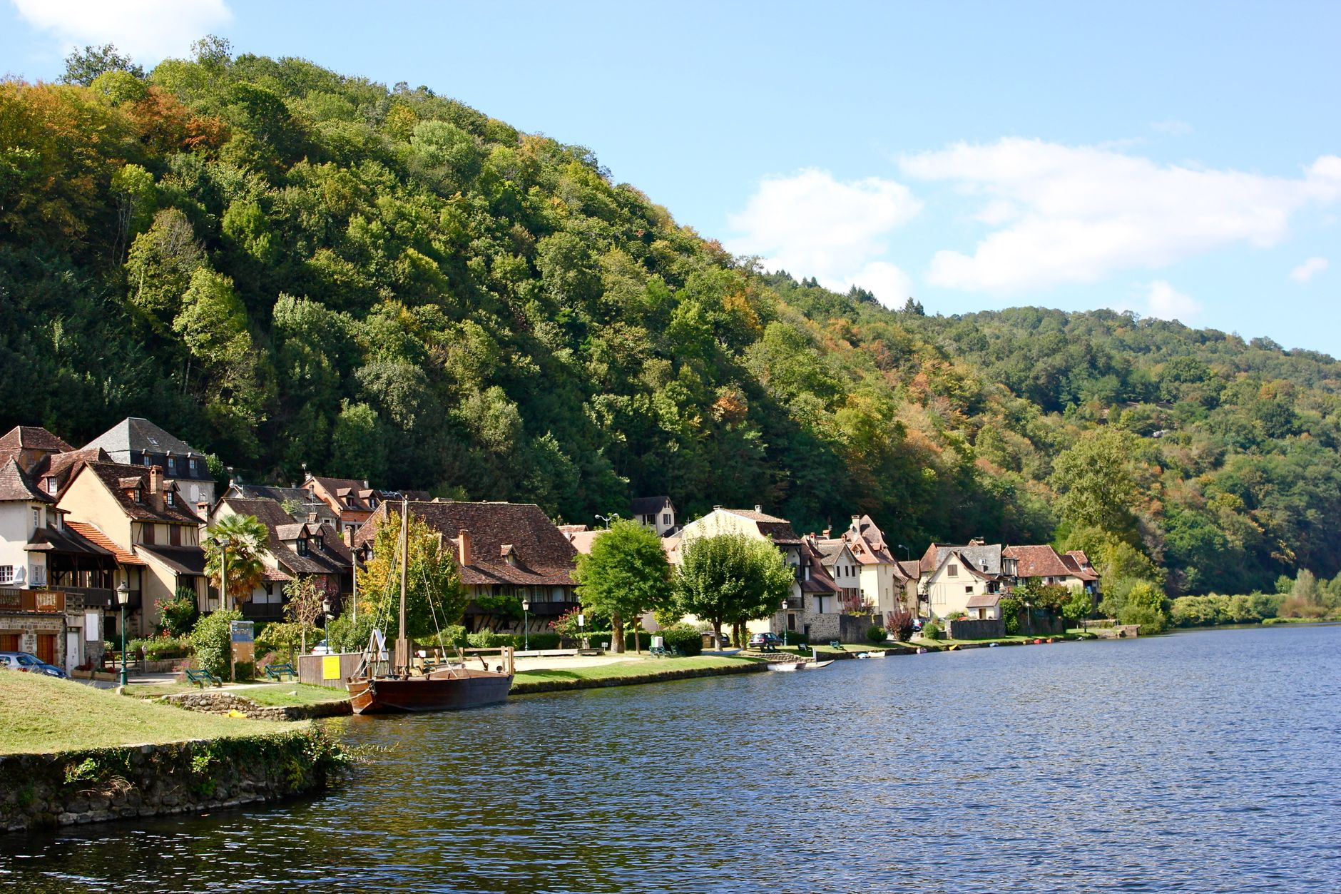 Choisir son itinéraire en Dordogne : conseils terrains et alternatives — paysage de la Dordogne avec villages