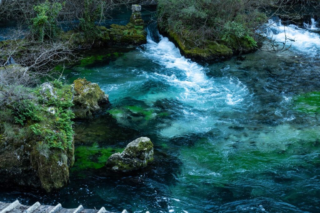 Faut-il encore visiter le gouffre — source naturelle Fontaine-de-Vaucluse