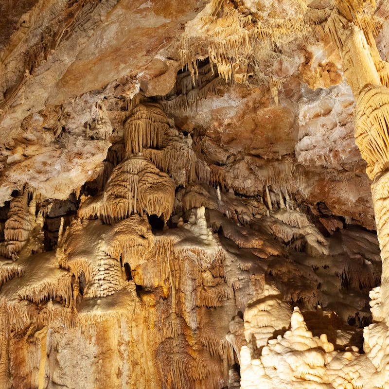 Stalactites dans une grotte du Lot