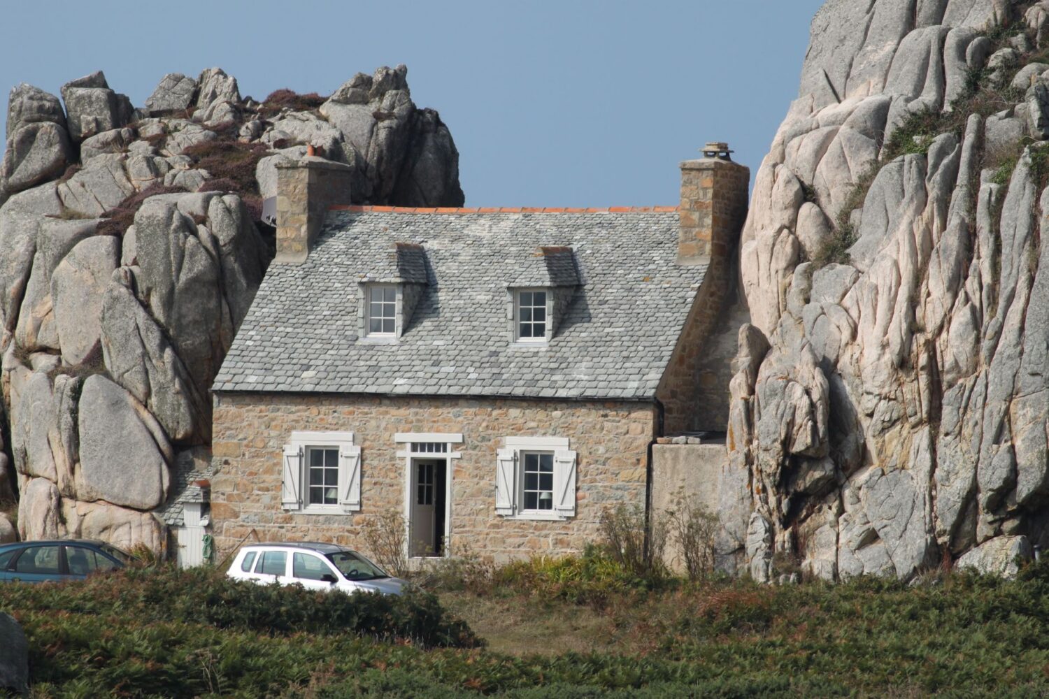 La maison du gouffre de Plougrescant, coincée entre deux rochers