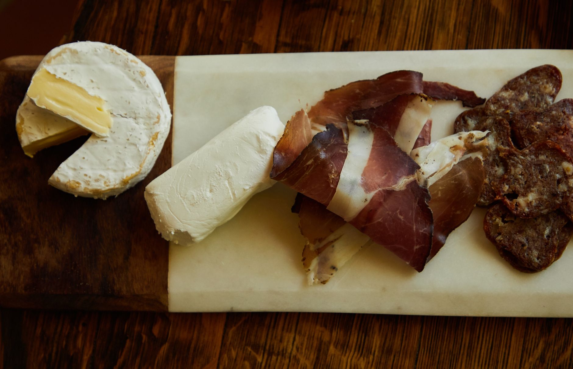 Au cœur du Quercy : histoire et géographie d’un fromage pas comme les autres — fromage de chèvre Rocamadour sur planche