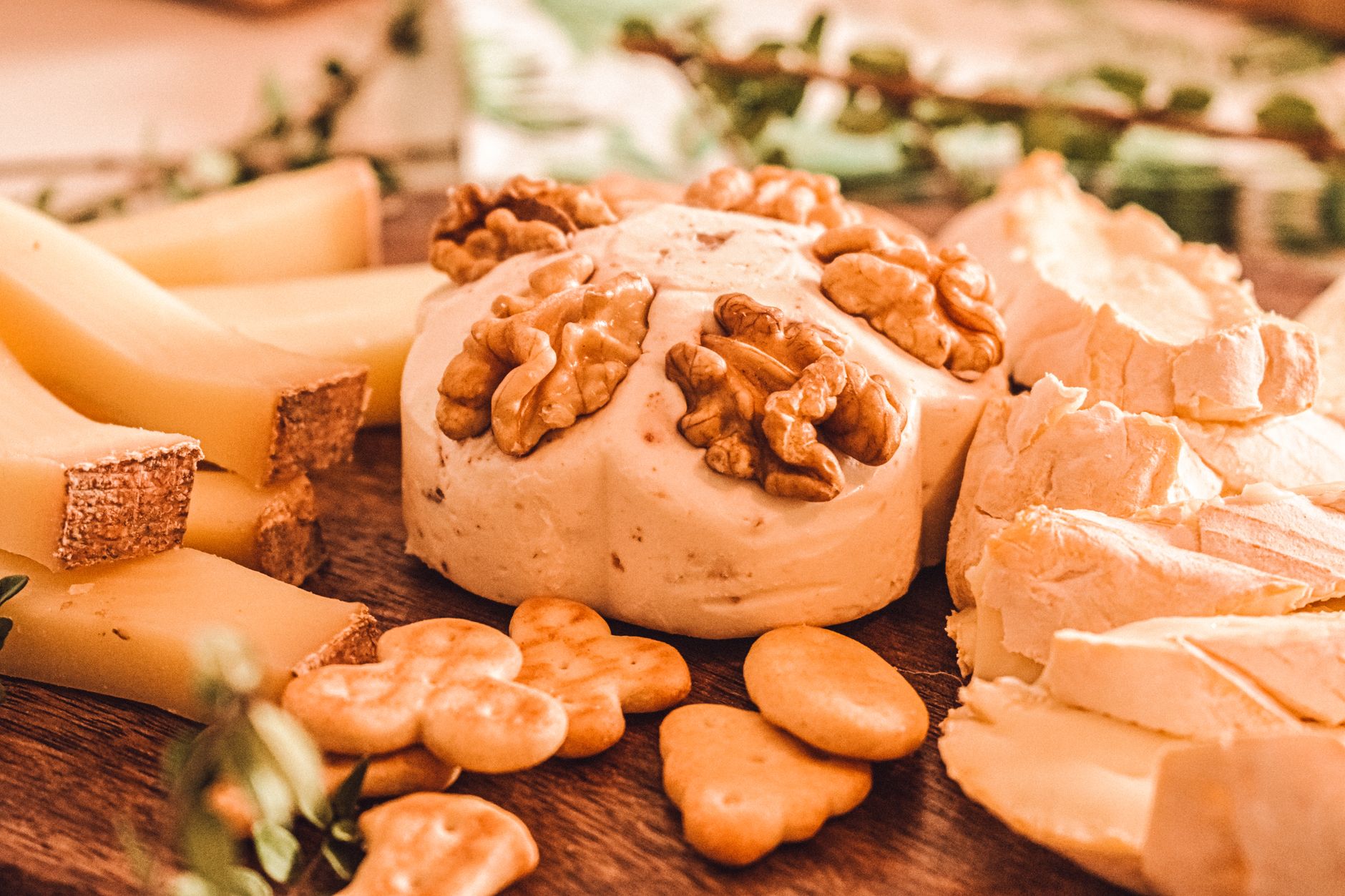 Le Rocamadour AOP, ce petit — fromage de chèvre Rocamadour sur planche