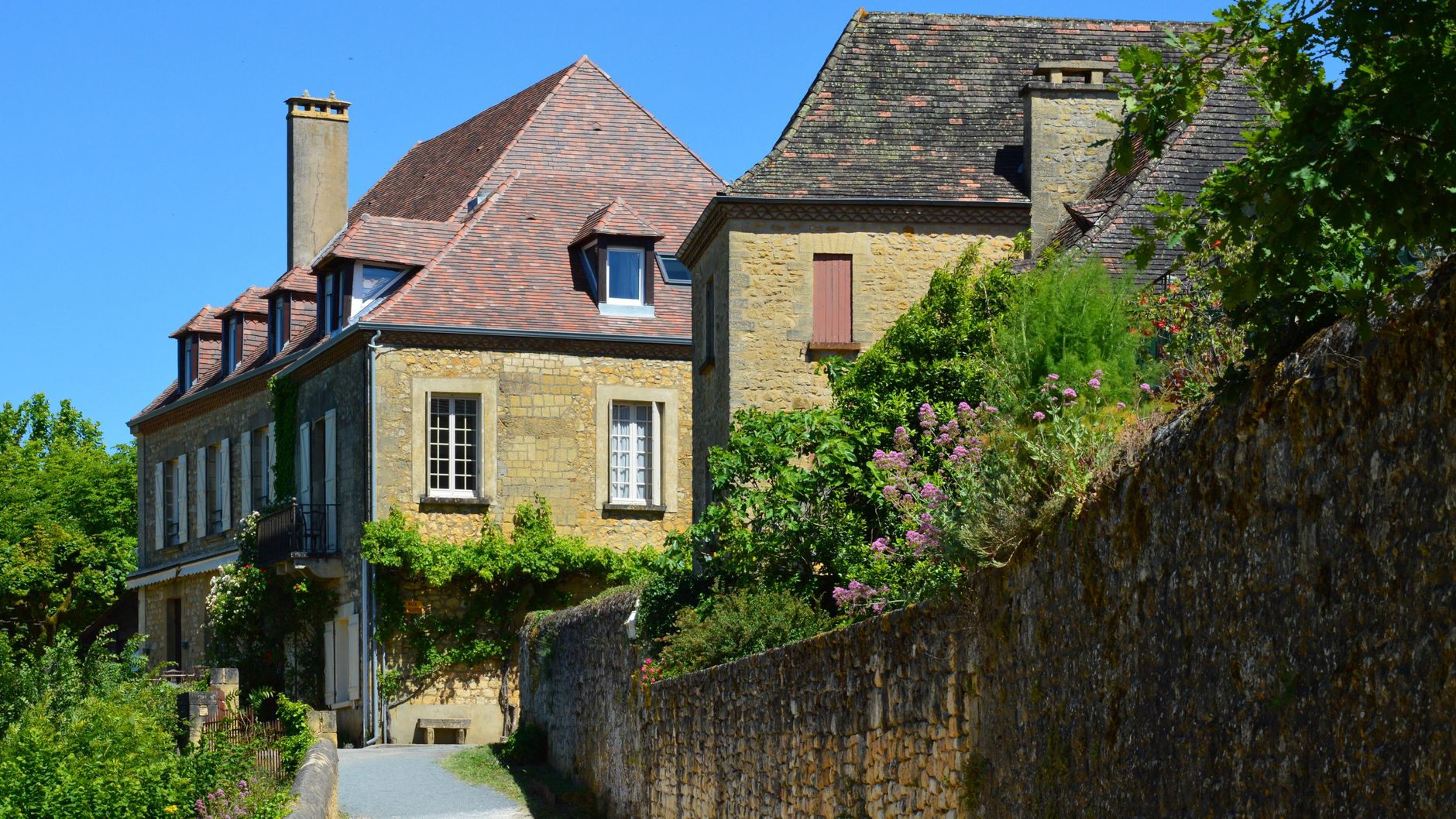 Le cœur de Marquay : patrimoine rural, ruelles et pierre sèche — village de Dordogne maisons en pierre