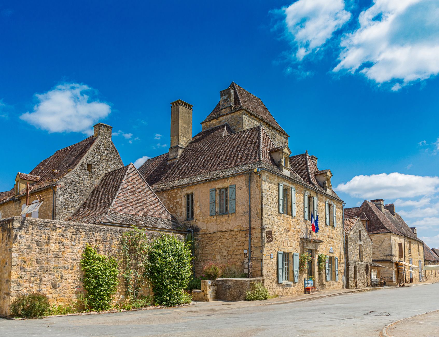 Marquay, petit village de Dordogne — village de Dordogne maisons en pierre