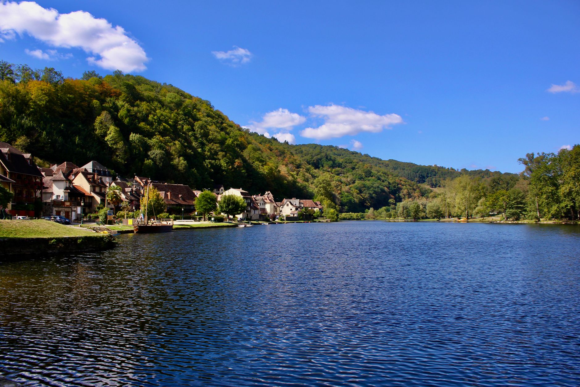 Carte du Périgord : comprendre le découpage des quatre couleurs pour explorer la Dordogne sans se tromper — paysage de Dordogne avec villages colorés