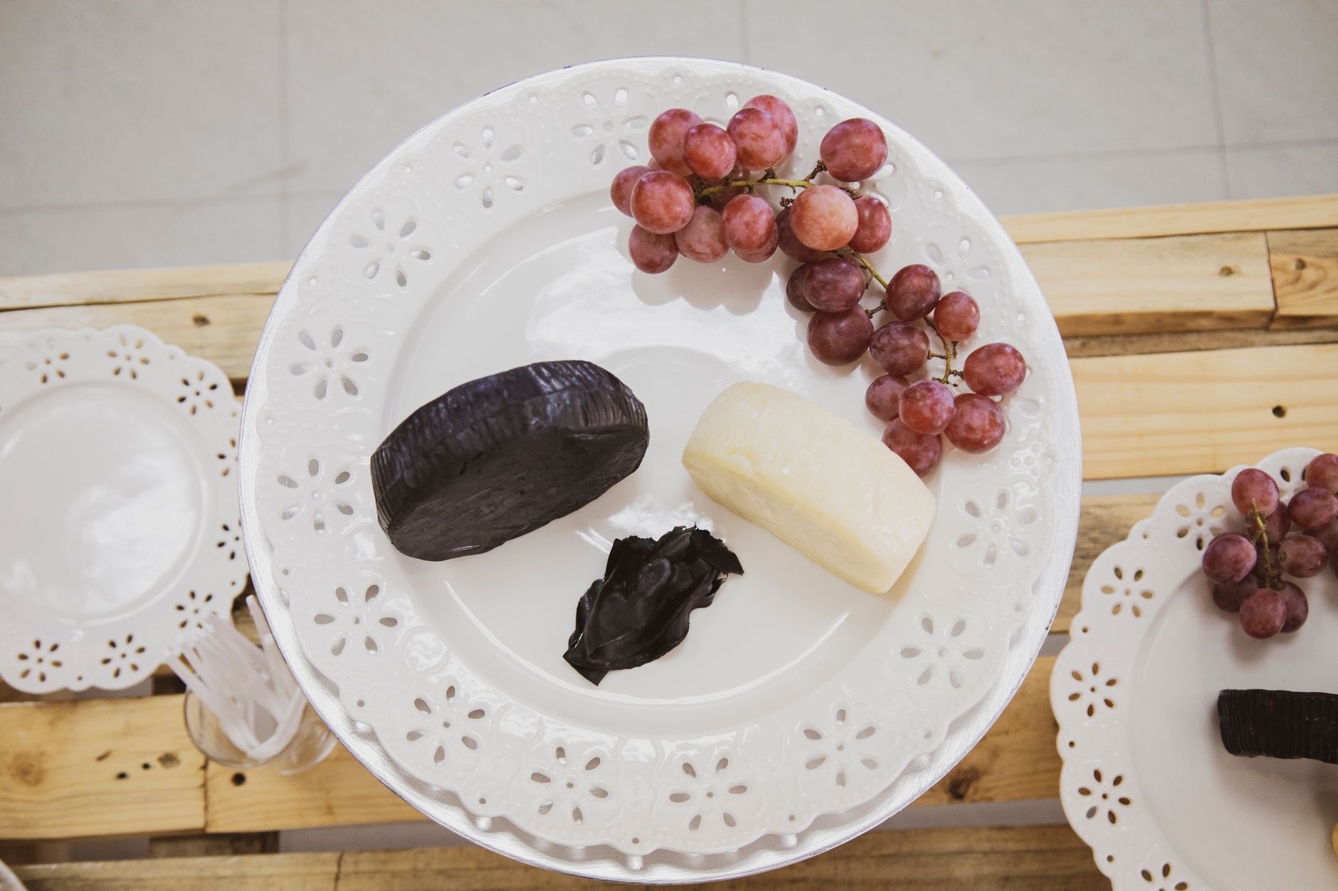 Fromages à croûte noire : trois origines à distinguer — plateau de fromages à croûte noire