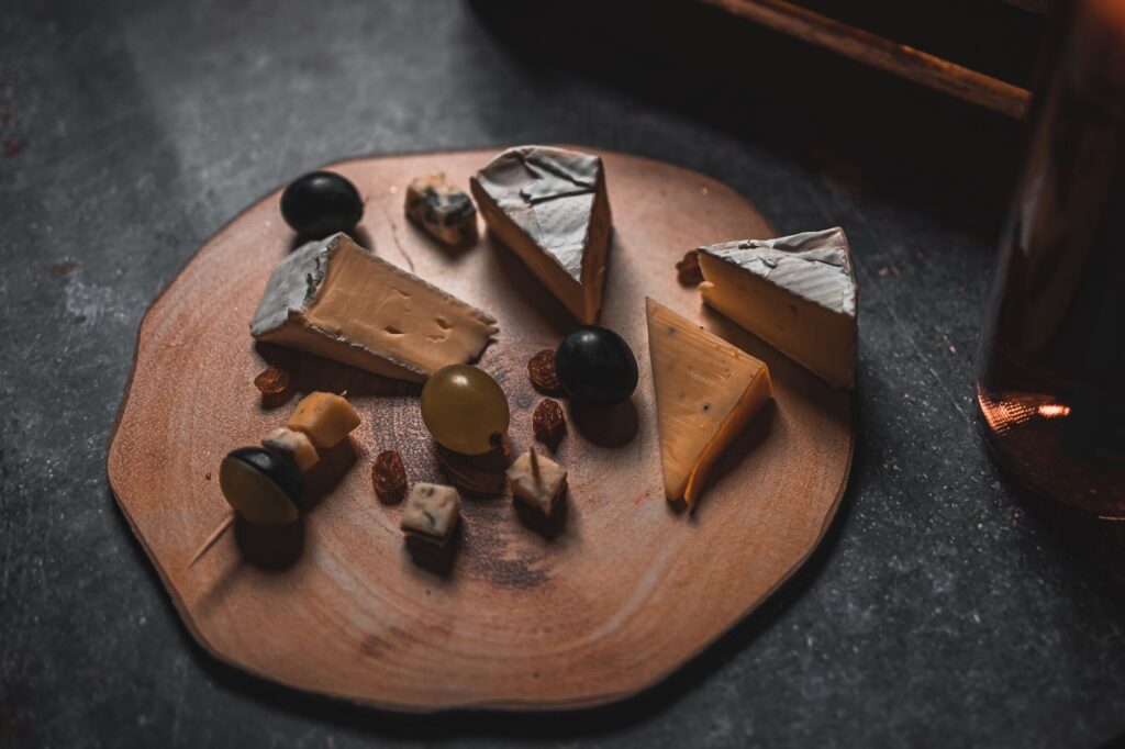 Quels sont les fromages fermentés — plateau de fromages fermentés variés