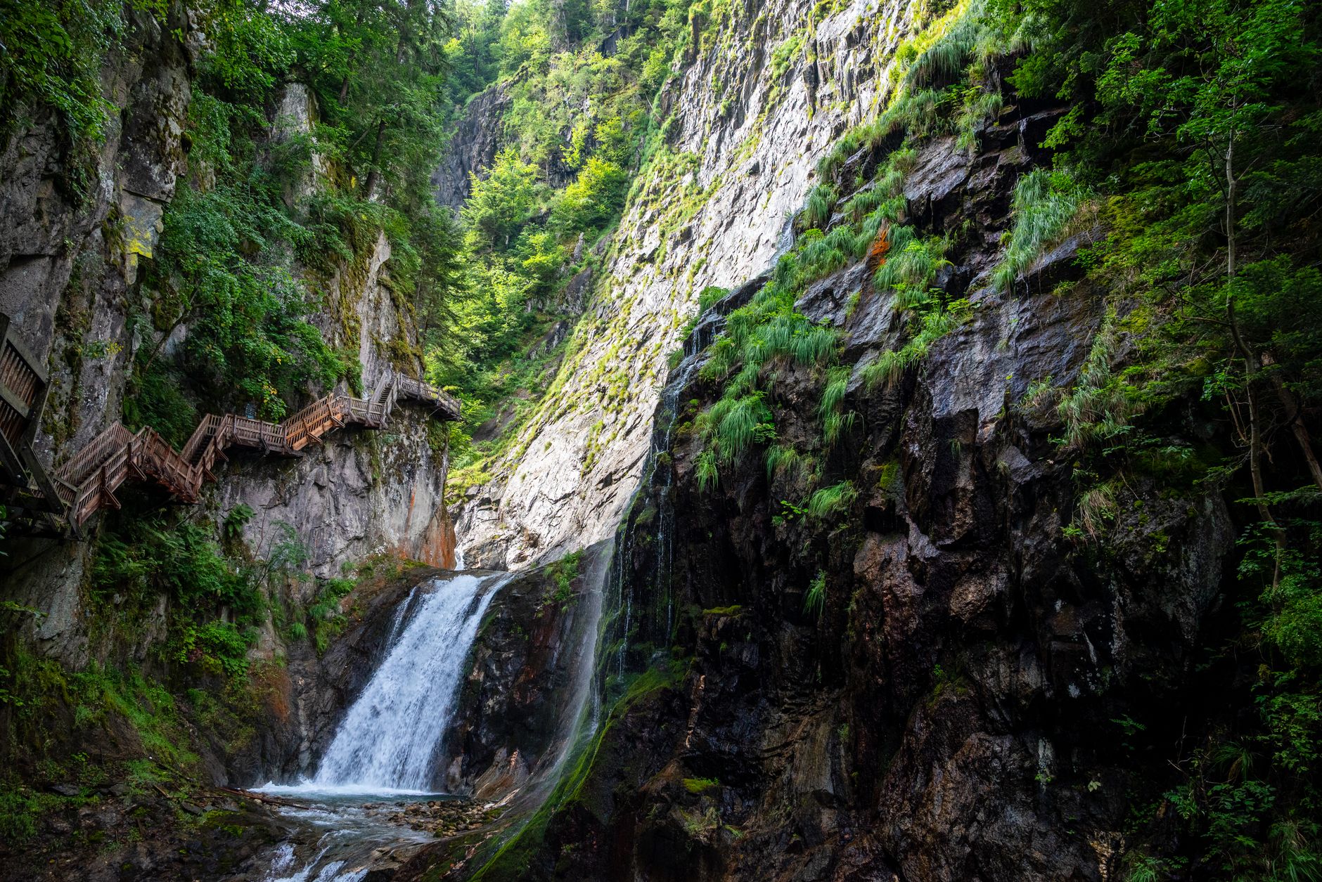 Sentiers et cascades : guide terrain pour explorer les gorges de l’Auvézère — randonnée gorges de l'Auvézère cascades