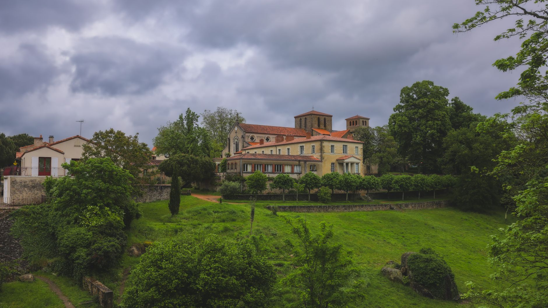 Patrimoine architectural et romanité : l’abbaye de Saint-Avit-Sénieur, entre épreuve et splendeur — village de Saint-Avit-Sénieur abbaye paysage