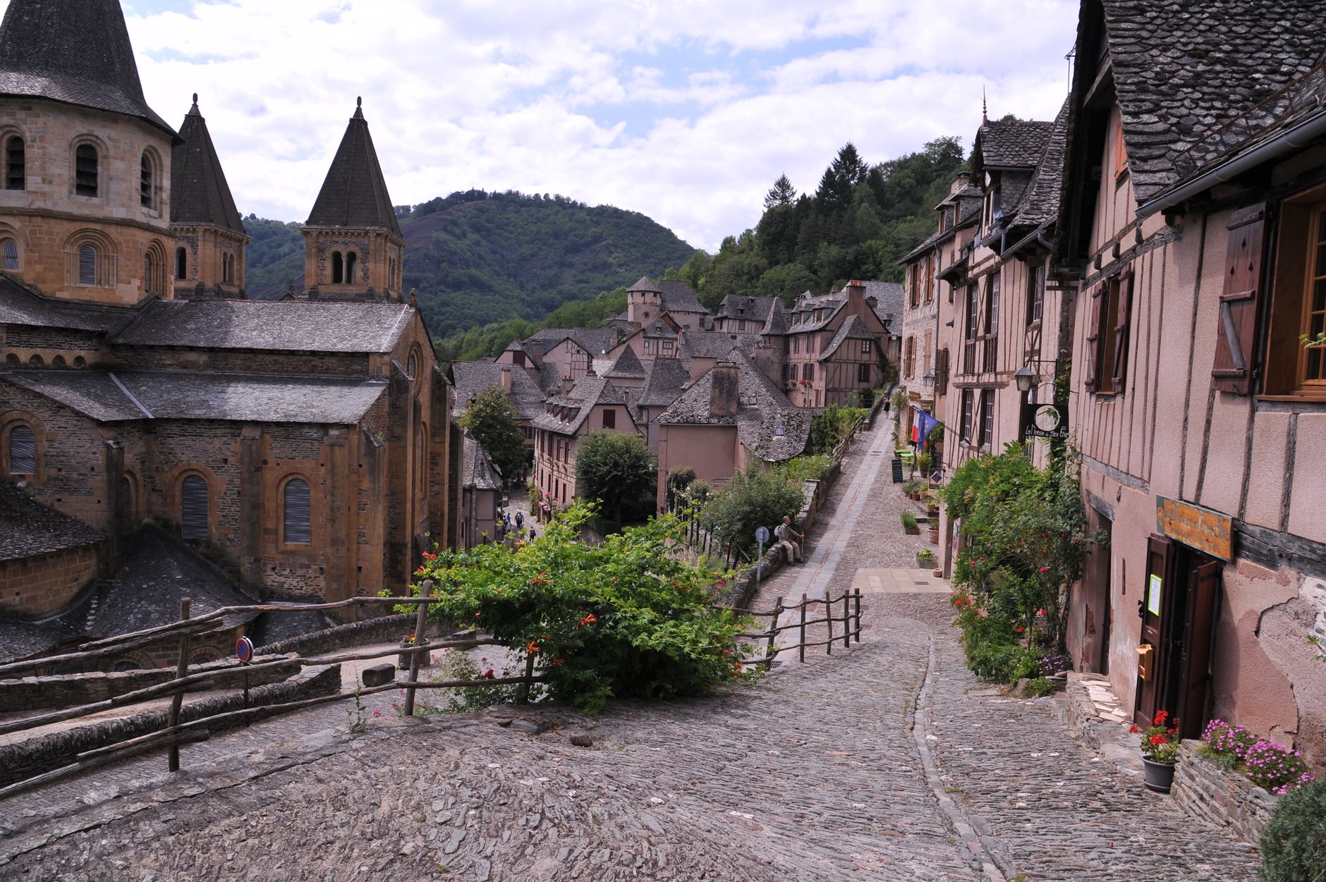 Saint-Avit-Sénieur en Dordogne, son abbaye — village de Saint-Avit-Sénieur abbaye paysage