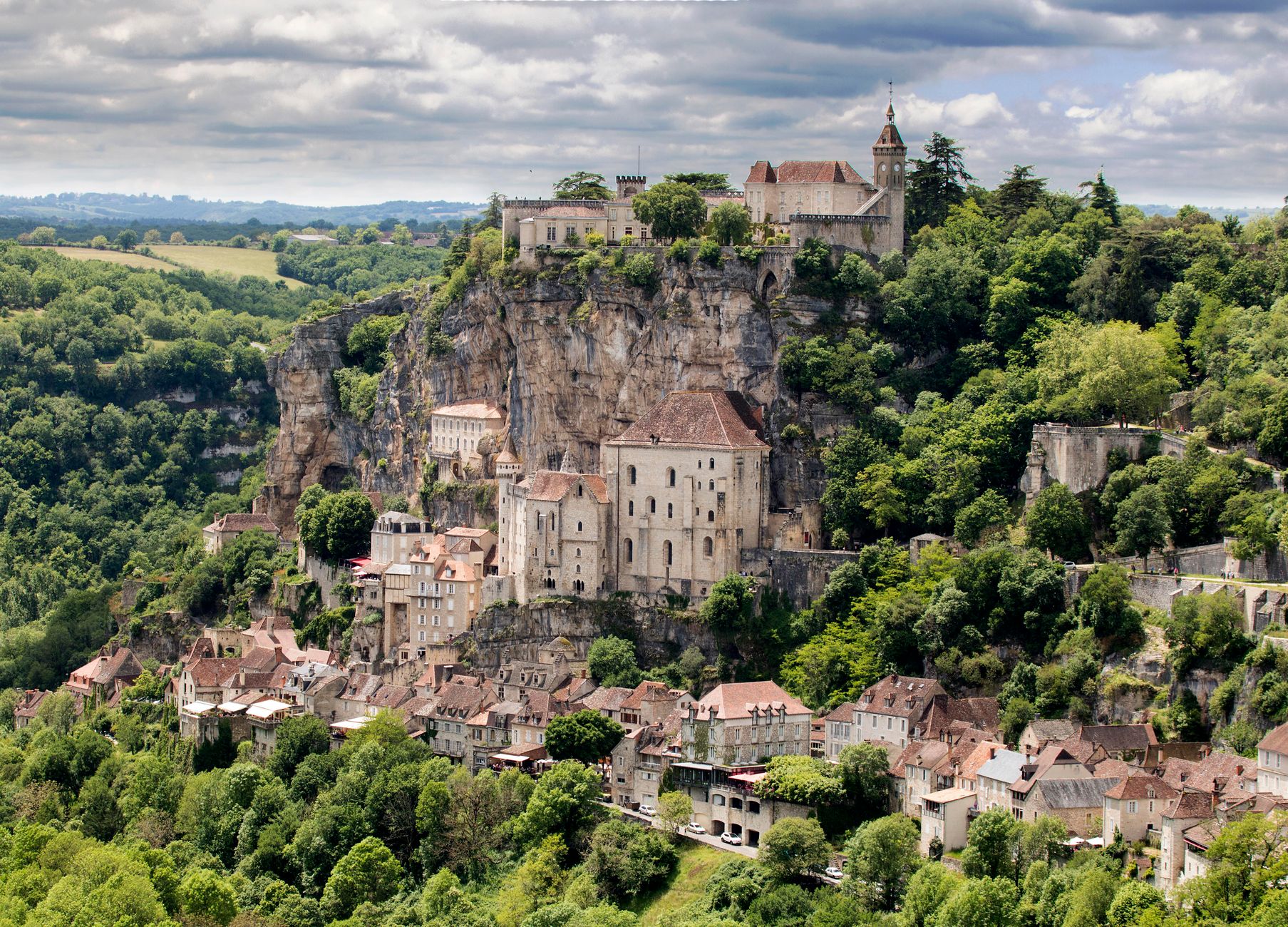 Villages perchés et fortifiés : le génie défensif du Périgord sur la carte touristique de Dordogne — beaux villages paysage Dordogne
