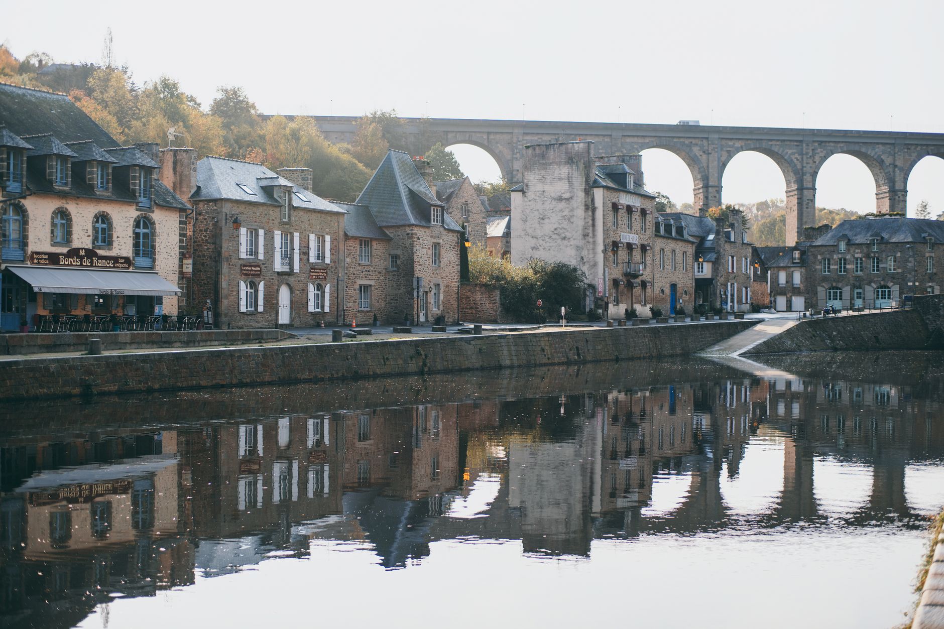 Brantôme, perle du Périgord vert : vieilles pierres, rivière et histoire mouvementée — Brantôme rivière canal bâtiments historiques