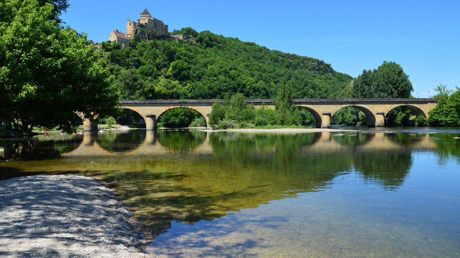 Itinéraires phares pour visiter la Dordogne en 2, 4 ou 7 jours : explorer le meilleur du Périgord — paysage de la Dordogne avec châteaux