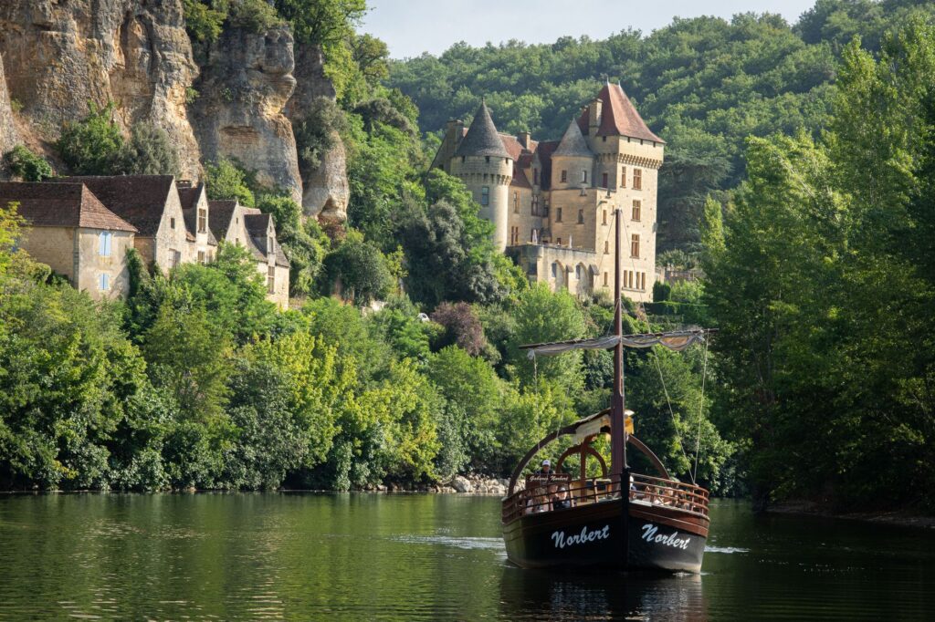 Visiter la Dordogne en 2, — paysage de la Dordogne avec châteaux