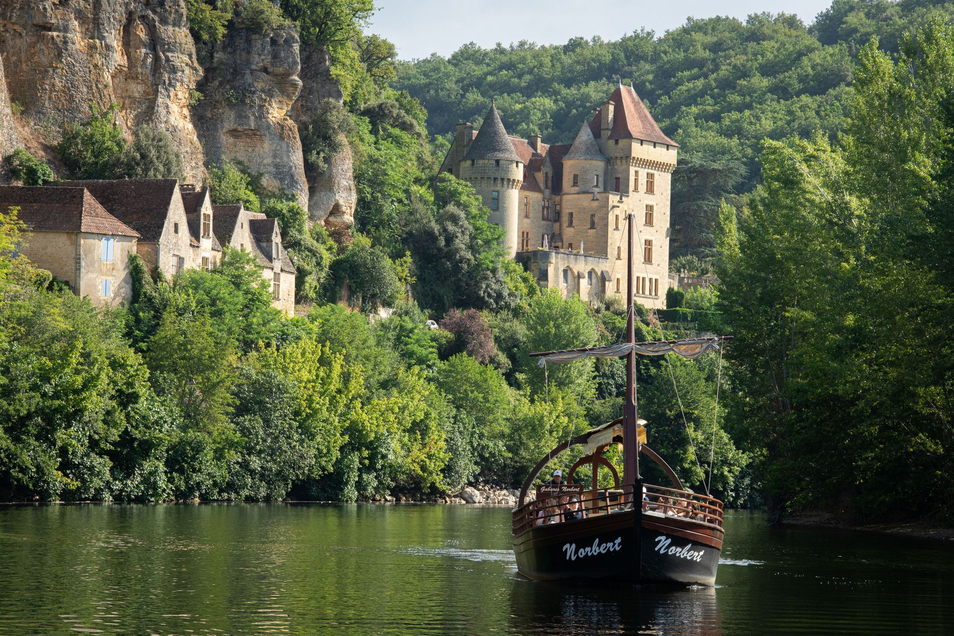 Visiter la Dordogne en 2, — paysage de la Dordogne avec châteaux