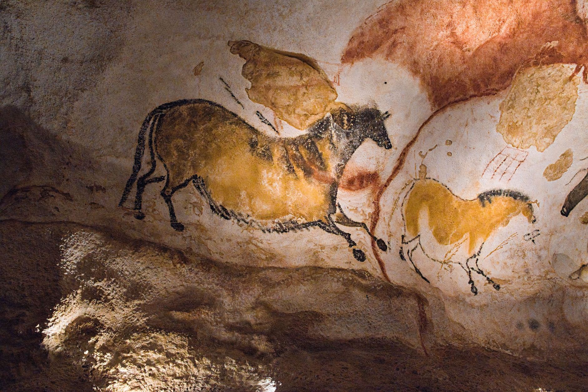 Grotte de Lascaux IV : visite, billets et organisation sur le terrain — réplique des peintures de la grotte de Lascaux