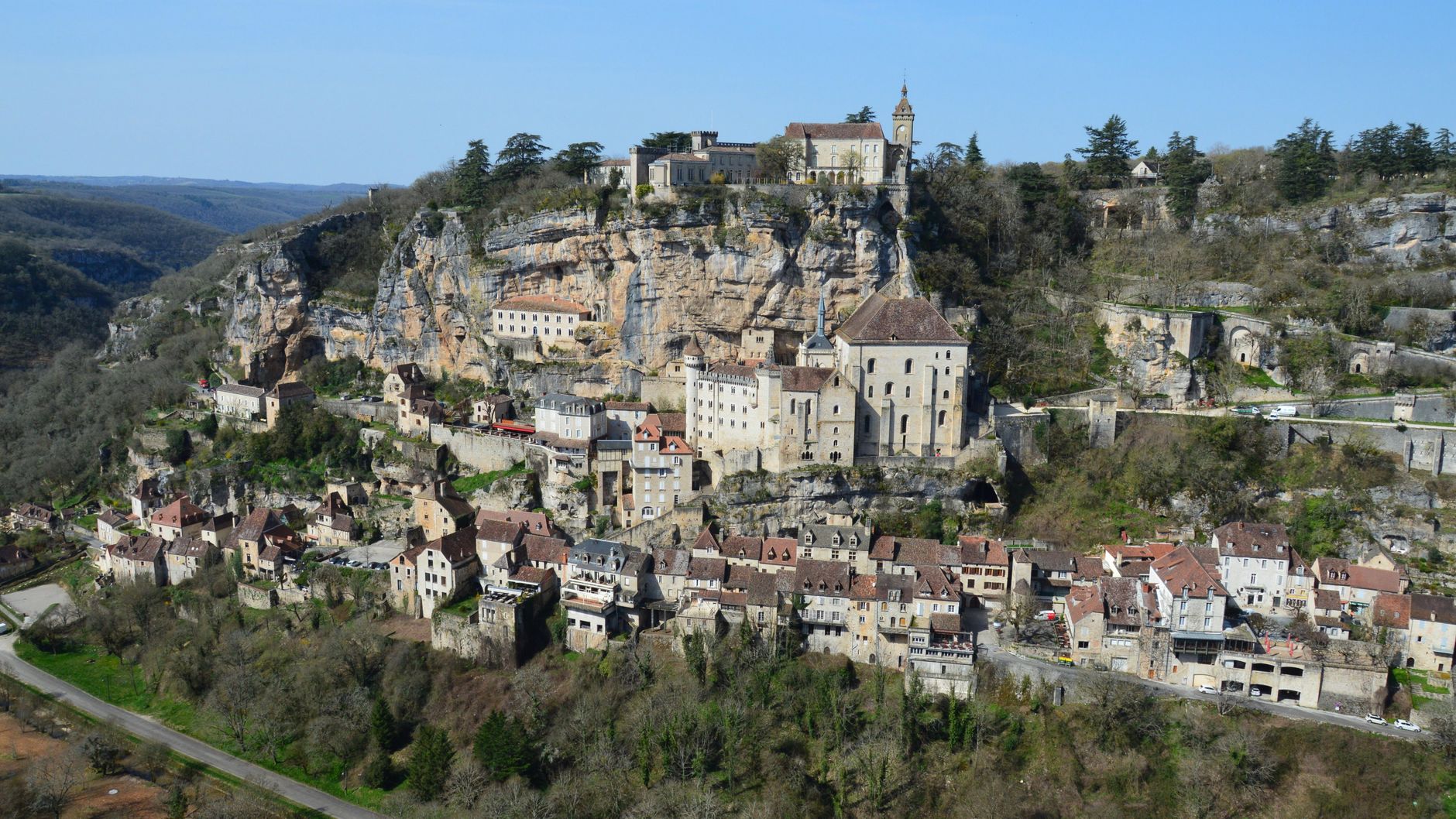 Rocamadour, village médiéval suspendu : premier choc dans la Vallée de la Dordogne — village médiéval Rocamadour vue falaise