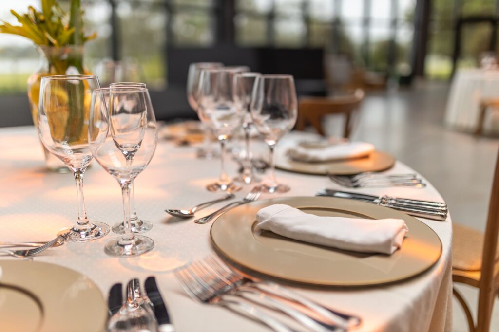 Week-end gastronomique en restaurant étoilé — table dressée dans un restaurant étoilé
